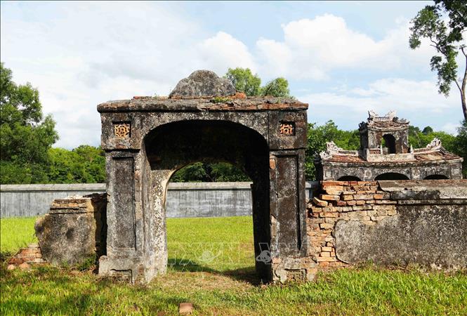 Cổng bên trái sân miếu Long Châu nằm ở trung tâm Điện Voi Ré, thành phố Huế. Ảnh: Nguyên Lý - TTXVN
