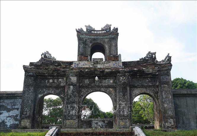 Cổng tam quan nhìn từ phía ngoài của Điện Voi Ré, thành phố Huế. Ảnh: Nguyên Lý - TTXVN