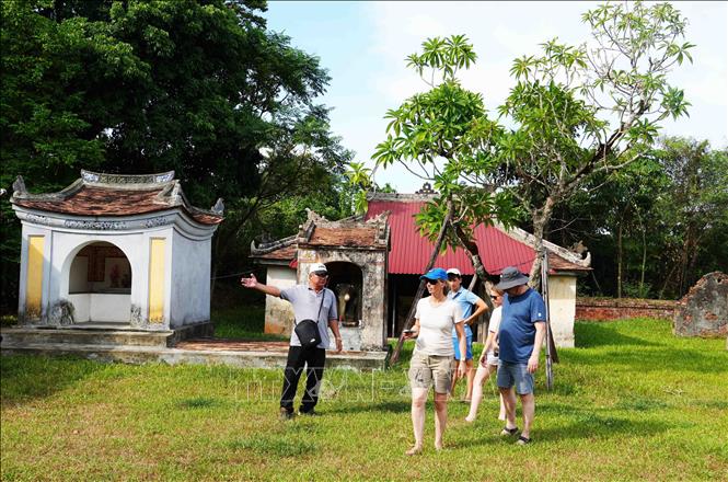 Du khách tham quan Điện Voi Ré, thành phố Huế. Ảnh: Nguyên Lý - TTXVN