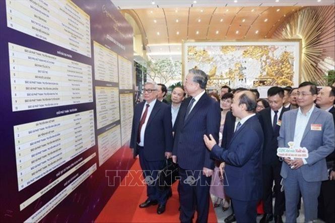 Tổng Bí thư Tô Lâm tham quan không gian trưng bày chuyển đổi số của ngành Tuyên giáo và Dân vận tại Hội nghị toàn quốc tổng kết công tác Tuyên giáo và Dân vận năm 2025, triển khai nhiệm vụ năm 2026, sáng 19/12/2025, tại Hà Nội. Hội nghị được triển khai bằng hình thức trực tiếp kết hợp trực tuyến đến 35 điểm cầu các tỉnh ủy, thành ủy với hơn 3000 đại biểu tham dự. Ảnh: Thống Nhất - TTXVN
