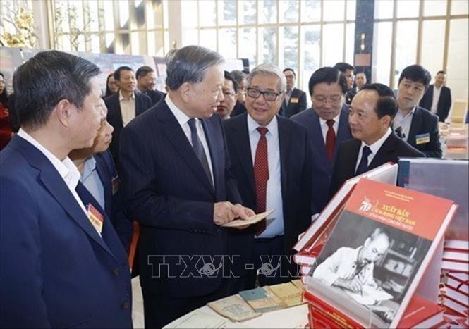 Tổng Bí thư Tô Lâm tham quan không gian trưng bày sách tại Hội nghị toàn quốc tổng kết công tác Tuyên giáo và Dân vận năm 2025, triển khai nhiệm vụ năm 2026, sáng 19/12/2025, tại Hà Nội. Hội nghị được triển khai bằng hình thức trực tiếp kết hợp trực tuyến đến 35 điểm cầu các tỉnh ủy, thành ủy với hơn 3000 đại biểu tham dự. Ảnh: Thống Nhất - TTXVN