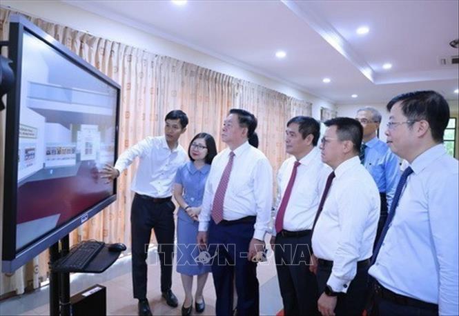 Đồng chí Nguyễn Trọng Nghĩa, Ủy viên Bộ Chính trị, Bí thư Trung ương Đảng, Trưởng Ban Tuyên giáo Trung ương và các đại biểu tham quan triển lãm 