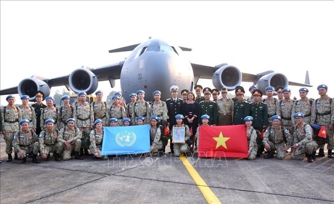Công tác tuyên truyền, kỷ niệm các ngày lễ lớn, các sự kiện lịch sử quan trọng; tuyên truyền kinh tế - xã hội; tuyên truyền quốc phòng, an ninh có nhiều đổi mới về nội dung, phương thức tạo sức lan tỏa trong xã hội. Trong ảnh: Sáng 26/11/2019, Đoàn cán bộ, chiến sĩ gồm 30 người của Bệnh viện dã chiến cấp 2 số 2 rời Hà Nội bằng máy bay vận tải quân sự Boeing C-17 Globemaster III của Không quân hoàng gia Australia sang Phái bộ Nam Sudan thực hiện nhiệm vụ gìn giữ hòa bình Liên hợp quốc (đợt 2 năm 2019). Ảnh: Dương Giang - TTXVN