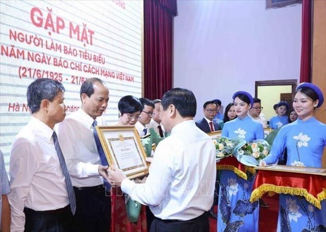 Đồng chí Lại Xuân Môn, Phó Trưởng Ban Thường trực Ban Tuyên giáo và Dân vận Trung ương trao Bằng khen cho nhà báo Nguyễn Quang Hải, Trưởng Ban Biên tập Ảnh (TTXVN) tại Gặp mặt, tuyên dương Người làm báo tiêu biểu nhân Kỷ niệm 100 năm Ngày Báo chí Cách mạng Việt Nam (21/6/1925 – 21/6/2025). Ảnh: Phương Hoa - TTXVN