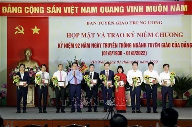 Sáng 1/8/2022, tại Hà Nội, Ban Tuyên giáo Trung ương tổ chức Họp mặt và trao Kỷ niệm chương nhân kỷ niệm 92 năm Ngày truyền thống ngành Tuyên giáo của Đảng (1/8/1930 - 1/8/2022). Đồng chí Nguyễn Trọng Nghĩa, Bí thư Trung ương Đảng, Trưởng Ban Tuyên giáo Trung ương đến dự. Ảnh: An Đăng - TTXVN