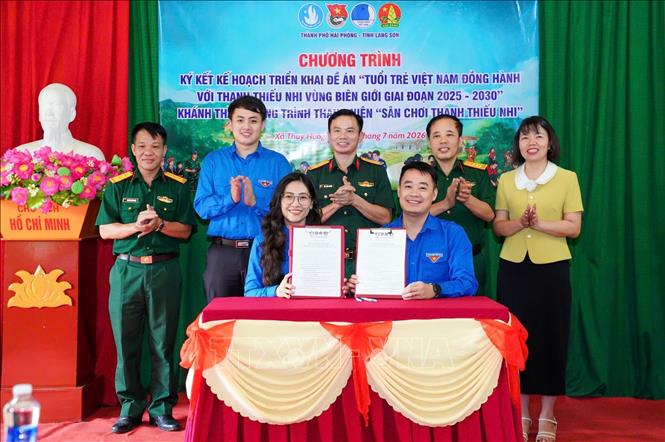 Bí thư Thành đoàn Hải Phòng Nguyễn Thị Thủy và Bí thư Tỉnh đoàn Lạng Sơn Đoàn Thành Công trao nhau biên bản ký kết ghi nhớ phối hợp triển khai Đề án giai đoạn 2025 – 2030. Ảnh: TTXVN phát