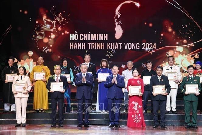 Tổng Bí thư Tô Lâm trao Biểu trưng; Trưởng Ban Tuyên giáo Trung ương Nguyễn Trọng Nghĩa trao Giấy chứng nhận tôn vinh các điển hình tiêu biểu toàn quốc trong học tập và làm theo tư tưởng, đạo đức, phong cách Hồ Chí Minh tại  Chương trình” Hồ Chí Minh - Hành trình khát vọng 2024”. Ảnh: Thống Nhất - TTXVN