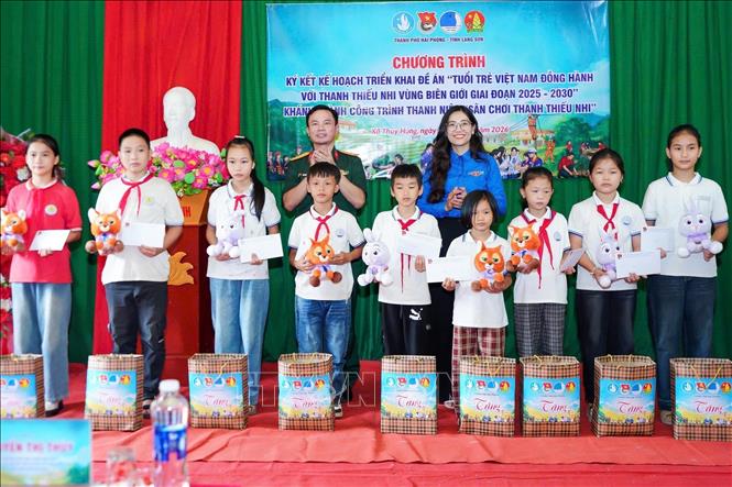 Ban Tổ chức Chương trình trao quà cho học sinh có hoàn cảnh khó khăn xã Thụy Hùng. Ảnh: TTXVN phát
