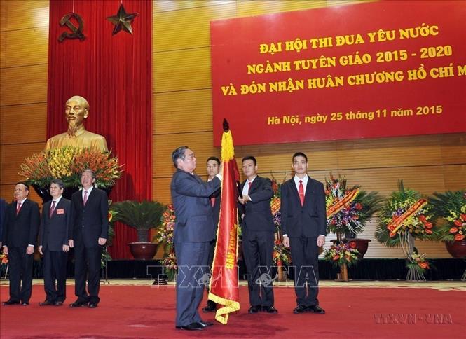 Thường trực Ban Bí thư Lê Hồng Anh trao Huân chương Hồ Chí Minh tặng cho ngành Tuyên giáo, tại Đại hội Thi đua yêu nước ngành Tuyên giáo giai đoạn 2015 - 2020. Ảnh: Trọng Đức - TTXVN