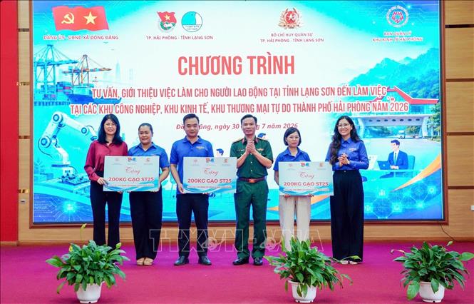 Ban Tổ chức Chương trình trao hỗ trợ gạo cho các gia đình có hoàn cảnh khó khăn của xã Thụy Hùng. Ảnh: TTXVN phát