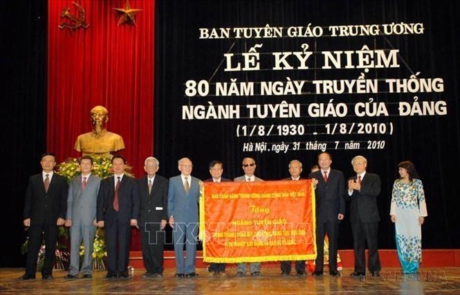 Chủ tịch Quốc hội Nguyễn Phú Trọng thay mặt Lãnh đạo Đảng và Nhà nước trao tặng bức trướng của Ban chấp hành Trung ương Đảng Cộng  sản Việt Nam cho ngành Tuyên giáo tại Lễ kỷ niệm 80 năm Ngày truyền thống ngành Tuyên giáo của Đảng (Hà Nội, 31/7/2010). Ảnh: Doãn Tấn - TTXVN.