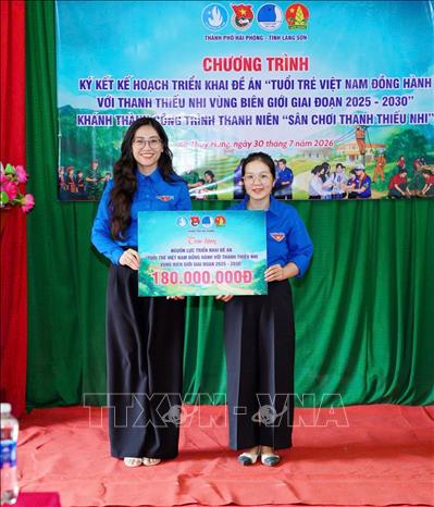 Bí thư Thành đoàn Hải Phòng Nguyễn Thị Thủy (trái) trao nguồn lực hỗ trợ triển khai Đề án giai đoạn 2026 – 2030 cho xã Thụy Hùng. Ảnh: TTXVN phát