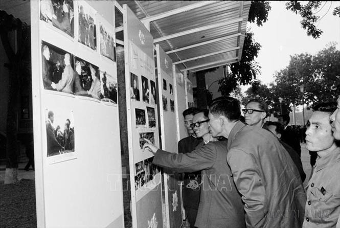 Giai đoạn 1975 - 1985, công tác tuyên giáo tập trung động viên các tầng lớp nhân dân nêu cao ý chí khắc phục khó khăn, quyết tâm vượt qua thử thách, nhanh chóng thực hiện thống nhất đất nước. Trong ảnh: Các đại biểu dự Đại hội Đảng lần thứ IV xem hình ảnh trưng bày tại Đại hội của TTXVN. Ảnh: Thế Trung - TTXVN