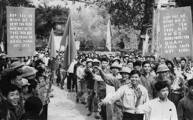 Giai đoạn 1961–1965, công tác tuyên giáo tập trung tuyên truyền, vận động, đẩy mạnh các phong trào thi đua yêu nước, phấn đấu hoàn thành vượt mức kế hoạch 5 năm lần thứ nhất. Nhiều điển hình xuất sắc xuất hiện trong phong trào quần chúng đã trở thành ngọn cờ cổ vũ phong trào thi đua. Trong ảnh: Hưởng ứng phong trào Thanh niên “Ba sẵn sàng”, thanh niên Hà Tây nô nức lên đường chiến đấu (tháng 8/1964), sau khi Mỹ mở rộng đánh phá bằng không quân ra miền Bắc trong kháng chiến chống Mỹ, cứu nước. Ảnh: Kim Hùng - TTXVN