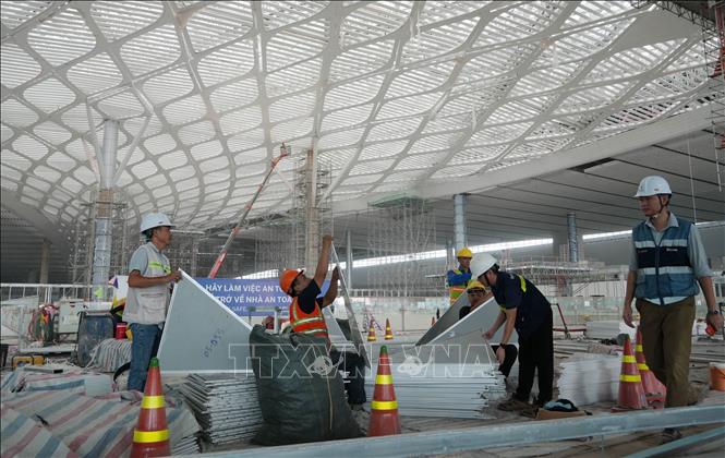 Người lao động hoàn thiện các kết cấu để lắp đặt mái nhà ga hành khách sân bay Long Thành. Ảnh: Công Phong - TTXVN
