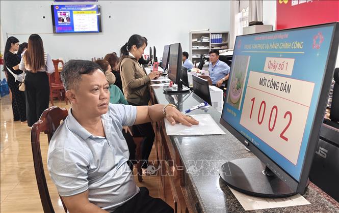 Người dân thực hiện thủ tục trực tuyến tại Trung tâm Phục vụ hành chính công xã Đăk Ơ. Ảnh: K GỬIH - TTXVN 