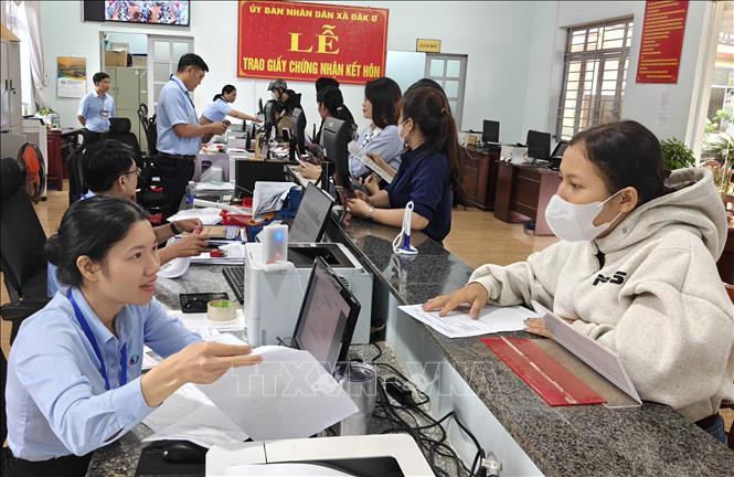 Cán bộ, viên chức Trung tâm Phục vụ hành chính công xã Đăk Ơ nâng cao chất lượng phục vụ người dân. Ảnh: K GỬIH - TTXVN 