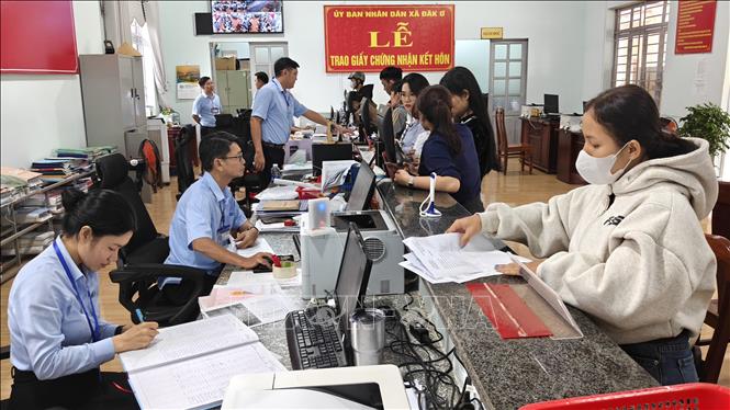 Cán bộ, viên chức Trung tâm Phục vụ hành chính công xã Đăk Ơ nâng cao chất lượng phục vụ người dân. Ảnh: K GỬIH - TTXVN 