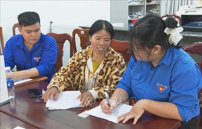 Tổ thanh niên hỗ trợ người dân thực hiện thủ tục hành chính. Ảnh: K GỬIH - TTXVN 