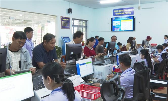 Người dân đến Trung tâm Phục vụ hành chính công xã Đăk Ơ thực hiện thủ tục hành chính công. Ảnh: K GỬIH - TTXVN 