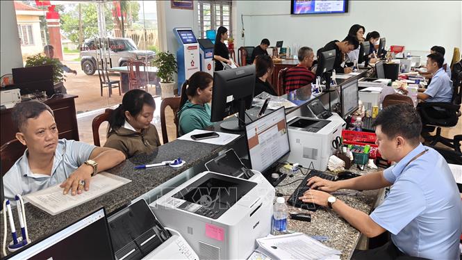 Người dân đến Trung tâm Phục vụ hành chính công xã Đăk Ơ thực hiện thủ tục hành chính công. Ảnh: K GỬIH - TTXVN 