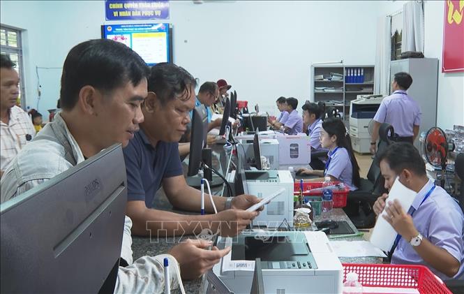 Người dân đến Trung tâm Phục vụ hành chính công xã Đăk Ơ thực hiện thủ tục hành chính công. Ảnh: K GỬIH - TTXVN 