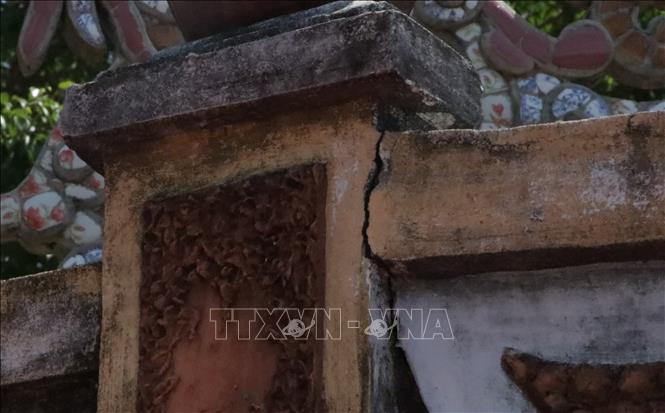 Bờ tường đình làng An Định bị nứt. Ảnh: Đinh Hương - TTXVN