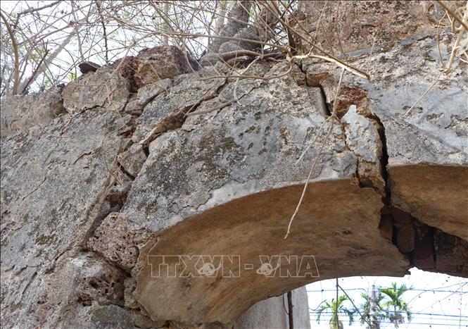  Một mảng tường di tích Đài Tiếng nói Nam Bộ bị nứt và có nguy cơ sụp đổ nếu không được sửa chữa. Ảnh: Đinh Hương - TTXVN