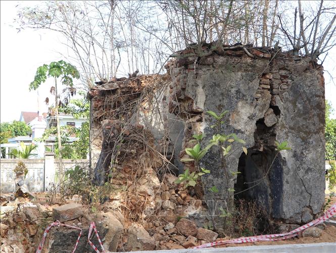 Một góc di tích Đài Tiếng nói Nam Bộ bị sụp đổ, nứt, xuống cấp nghiêm trọng.  Ảnh: Đinh Hương - TTXVN