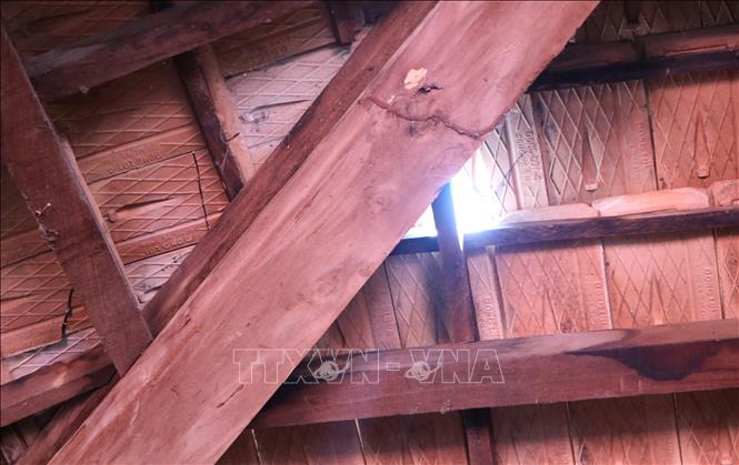 Mái ngói, rui mè đình làng An Định bị nứt, gãy. Ảnh: Đinh Hương - TTXVN
