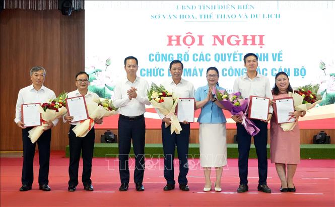 Lãnh đạo  Sở Văn hóa, Thể thao và Du lịch Điện Biên trao các quyết định và tặng hoa chúc mừng các đồng chí nhận nhiệm vụ mới. Ảnh: Trung Kiên - TTXVN