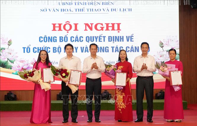 Lãnh đạo Đảng ủy UBND tỉnh Điện Biên và Sở Văn hóa, Thể thao và Du lịch Điện Biên trao các quyết định và tặng hoa chúc mừng các đồng chí nhận nhiệm vụ mới. Ảnh: Trung Kiên - TTXVN