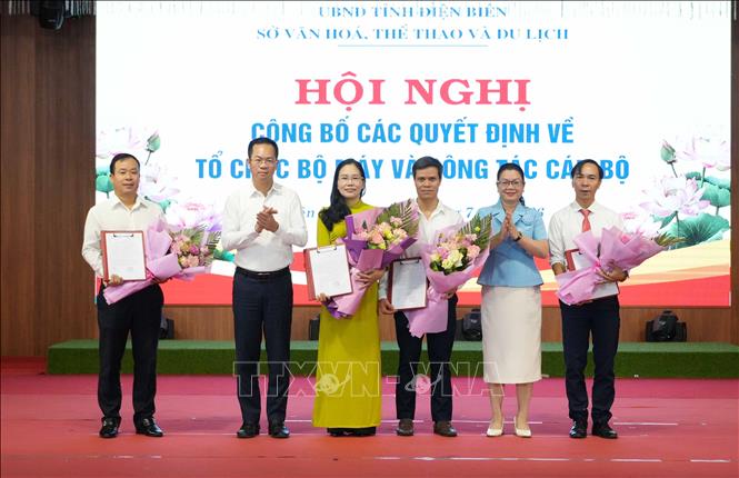 Lãnh đạo  Sở Văn hóa, Thể thao và Du lịch Điện Biên trao các quyết định và tặng hoa chúc mừng các đồng chí nhận nhiệm vụ mới. Ảnh: Trung Kiên - TTXVN