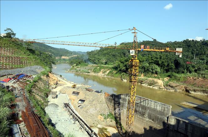 Các hạng mục kè bờ bao lòng hồ thủy điện Bắc Giang (Vằng Puộc) cũng đang được gấp rút thi công. Ảnh: Văn Đạt - TTXVN