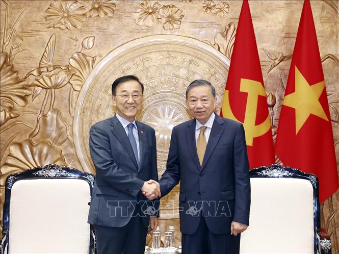 Party General Secretary and State President To Lam and Minister of Land, Infrastructure and Transport of the Republic of Korea (RoK) Kim Yun-duk. VNA Photo: Thống Nhất