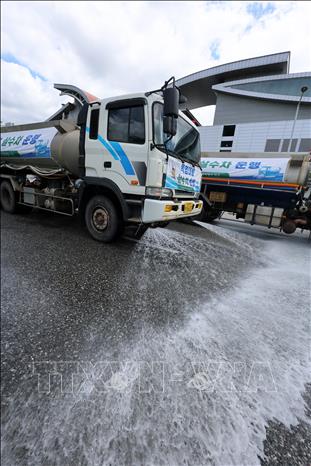 Xe phun nước làm dịu nhiệt trên đường phố thành phố tỉnh Nam Jeolla-Gwangju, Hàn Quốc ngày 29/7/2026. Ảnh: Yonhap/TTXVN phát