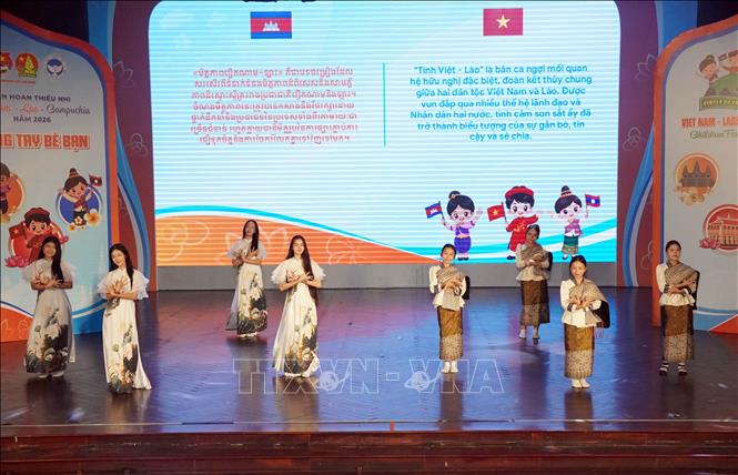 Tiết mục “Tình Việt - Lào”  do Đoàn Thủ đô Viêng Chăn (Lào) biểu diễn tại lễ bế mạc liên hoan thiếu nhi 3 nước Việt Nam - Lào - Campuchia. Ảnh: Trung Tuyến - TTXVN