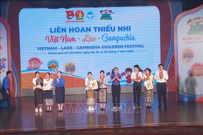 Ban Thường vụ Thành đoàn TP. Hồ Chí Minh trao quà cho đoàn đại biểu Lào tham dự liên hoan thiếu nhi 3 nước Việt Nam - Lào - Campuchia. Ảnh: Trung Tuyến - TTXVN 