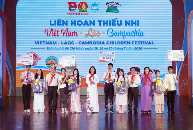Lãnh đạo TP. Hồ Chí Minh trao quà cho 4 nhóm đại biểu tham gia liên hoan thiếu nhi 3 nước Việt Nam - Lào - Campuchia. Ảnh: Trung Tuyến - TTXVN 