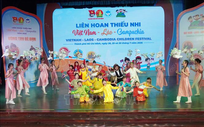 Tiết mục nghệ thuật do Đội Nghệ thuật Nhà thiếu nhi TP. Hồ Chí Minh biểu diễn tại lễ bế mạc liên hoan thiếu nhi 3 nước Việt Nam - Lào - Campuchia. Ảnh: Trung Tuyến - TTXVN 