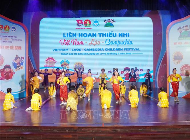 Tiết mục nghệ thuật do Đội Nghệ thuật Nhà thiếu nhi TP. Hồ Chí Minh biểu diễn tại lễ bế mạc liên hoan thiếu nhi 3 nước Việt Nam - Lào - Campuchia. Ảnh: Trung Tuyến - TTXVN 