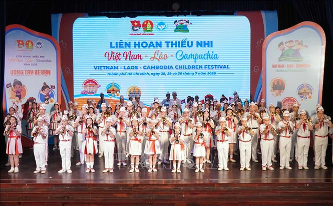 Tiết mục nhạc kèn do Đội Nghi lễ Nhà Thiếu nhi TP. Hồ Chí Minh biểu diễn tại lễ bế mạc liên hoan thiếu nhi 3 nước Việt Nam - Lào - Campuchia. Ảnh: Trung Tuyến - TTXVN 
