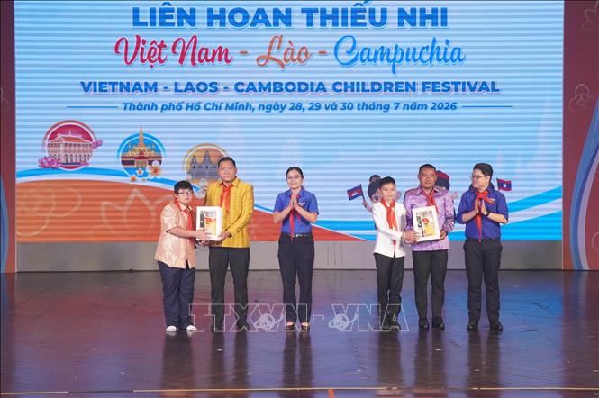 Ban Thường vụ Thành đoàn TP. Hồ Chí Minh trao quà cho đoàn đại biểu Campuchia tham dự liên hoan thiếu nhi 3 nước Việt Nam - Lào - Campuchia. Ảnh: Trung Tuyến - TTXVN 