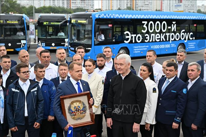 Thị trường Moskva Sergei Sobyanin tại Lễ ra mắt chiếc xe buýt điện thứ 3.000 (phía sau lưng). Ảnh: TTXVN phát
