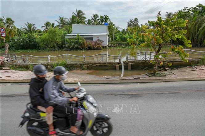 Vị trí sạt lở, sụt lún trên tuyến đường tỉnh 932C đoạn trước UBND xã Đại Hải, thành phố Cần Thơ. Ảnh: Thanh Liêm - TTXVN