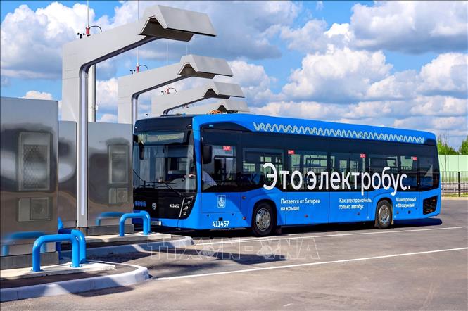 Một điểm sạc cho xe buýt điện tại Moskva. Ảnh: TTXVN phát