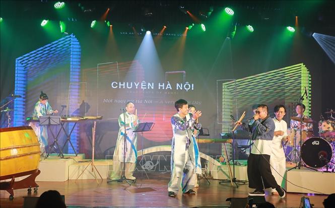 Chương trình được xây dựng như một hành trình trải nghiệm nghệ thuật, tái hiện nhịp sống của Hà Nội bằng ngôn ngữ âm nhạc, múa, nghệ thuật trình diễn, kết hợp cùng công nghệ sân khấu hiện đại. Ảnh: Khánh Hoà - TTXVN
