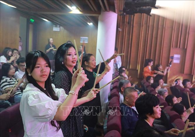 Điểm nhấn của chương trình là sự tương tác giữa nghệ sĩ và khán giả, góp phần tạo nên không gian trình diễn mở, nơi mỗi khán giả đều trở thành một phần của câu chuyện về Hà Nội. Ảnh: Khánh Hoà - TTXVN
