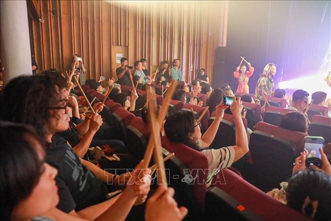 Điểm nhấn của chương trình là sự tương tác giữa nghệ sĩ và khán giả, góp phần tạo nên không gian trình diễn mở, nơi mỗi khán giả đều trở thành một phần của câu chuyện về Hà Nội. Ảnh: Khánh Hoà - TTXVN
