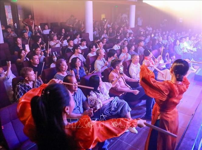 Điểm nhấn của chương trình là sự tương tác giữa nghệ sĩ và khán giả, góp phần tạo nên không gian trình diễn mở, nơi mỗi khán giả đều trở thành một phần của câu chuyện về Hà Nội. Ảnh: Khánh Hoà - TTXVN
